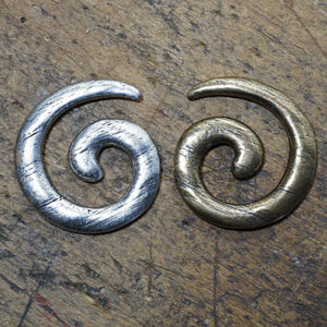 Spiral Gewandhaken Silber oder Messingfarben