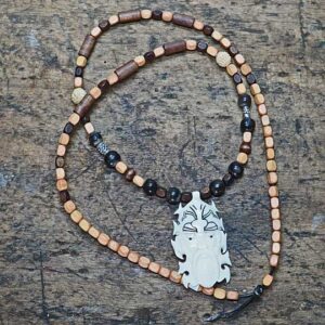 Geschnitzter Mann mit Holzperlen