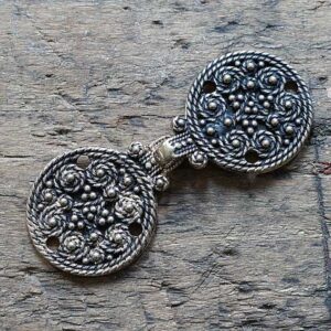 Kleine granulierte Gewandschliesse Bronze oder Versilbert