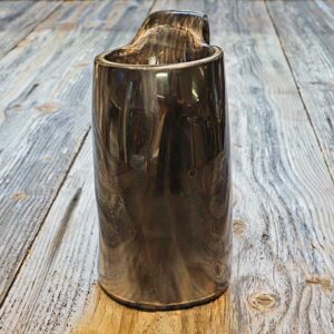 Horn Becher schlicht dunkel