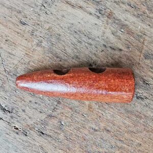 Knebel in Hornform aus Holz rot