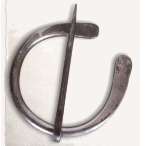 Eisenfibel mit abgeflachten Enden