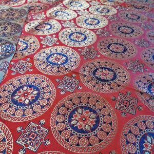 Seide mit Runden Medaillons