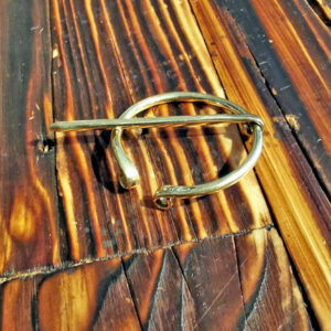 Fibel mit gerolltem Ende