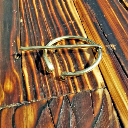 Fibel mit gerolltem Ende