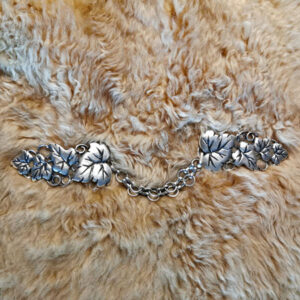 Blatt Fell oder Umhangschliesse