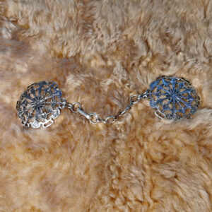 Blume Fell oder Umhangschliesse