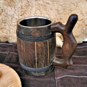 Holzbecher mit gedrehtem Band